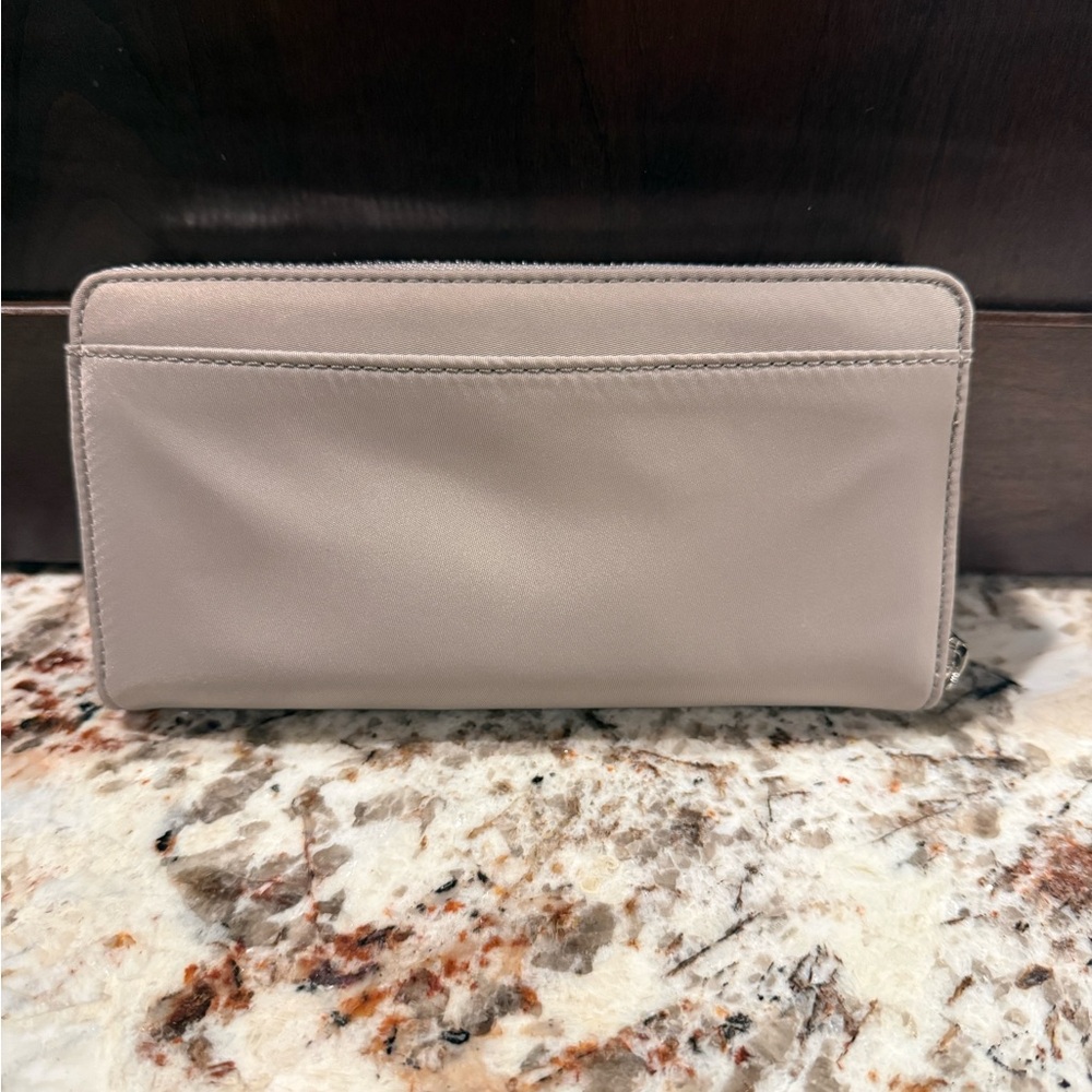 *PRE-OWNED* Kate Spade Wilson Road Wallet in Taupe - Picture 3 of 10